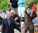 snell statue